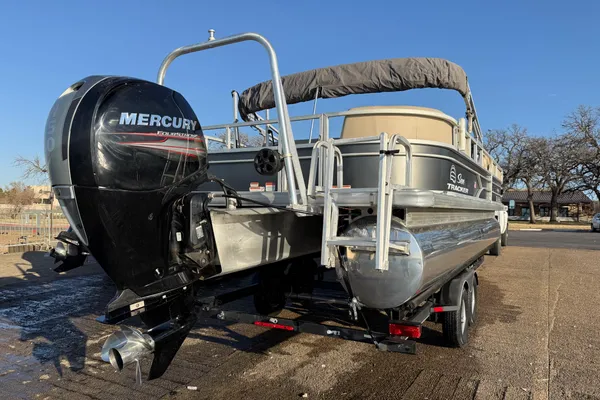 Sun-tracker PARTY-BARGE-24-DLX image