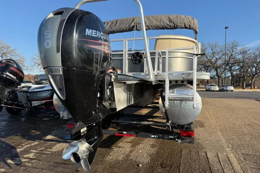 Sun Tracker Party Barge 24 DLX image