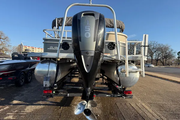 Sun-tracker PARTY-BARGE-24-DLX image