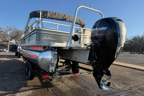 Sun Tracker Party Barge 24 DLX image