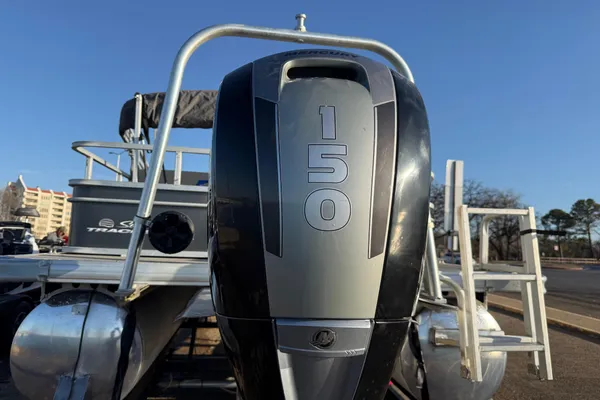 Sun-tracker PARTY-BARGE-24-DLX image