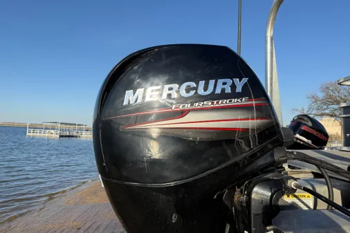 Sun Tracker Party Barge 24 DLX image