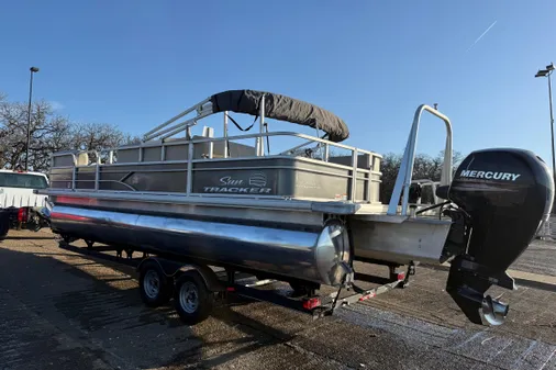 Sun Tracker Party Barge 24 DLX image