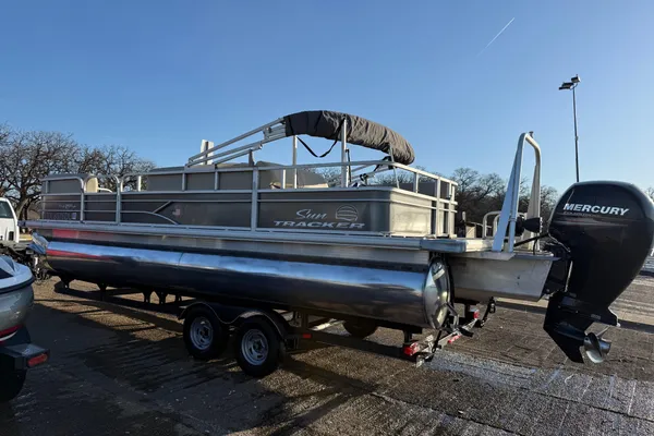 Sun-tracker PARTY-BARGE-24-DLX image