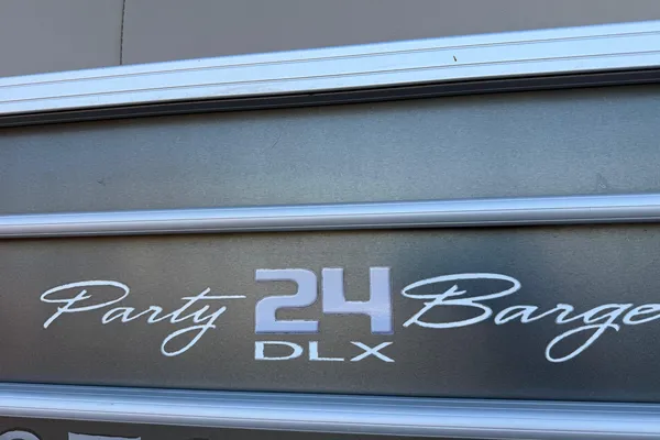 Sun-tracker PARTY-BARGE-24-DLX image