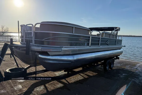 Sun-tracker PARTY-BARGE-24-DLX image