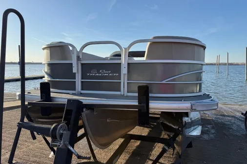 Sun Tracker Party Barge 24 DLX image