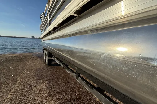Sun Tracker Party Barge 24 DLX image