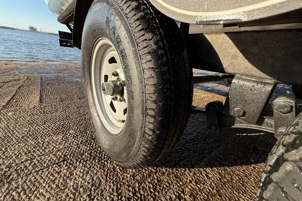 Sun-tracker PARTY-BARGE-24-DLX image