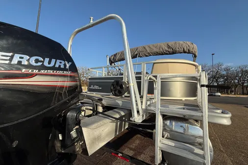 Sun Tracker Party Barge 24 DLX image