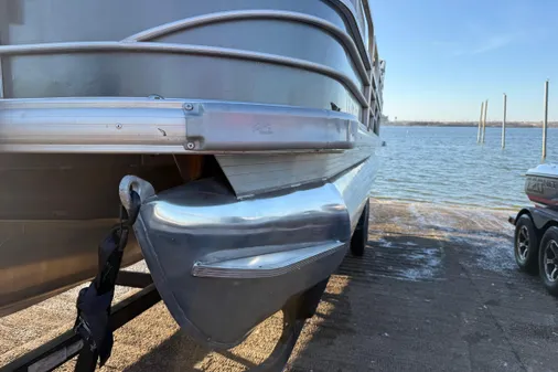 Sun Tracker Party Barge 24 DLX image