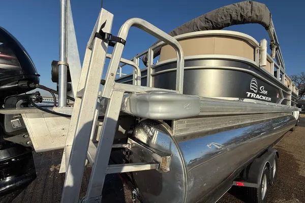 Sun-tracker PARTY-BARGE-24-DLX image