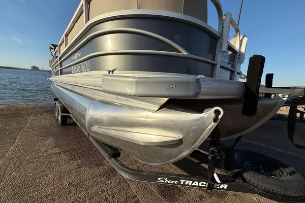 Sun-tracker PARTY-BARGE-24-DLX image