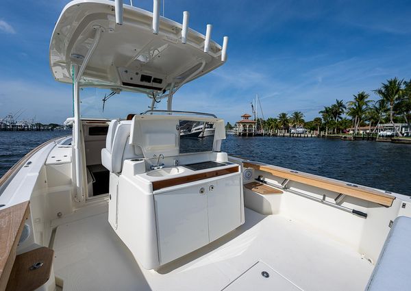 Hunt Yachts 32 Center Console image