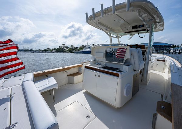 Hunt Yachts 32 Center Console image