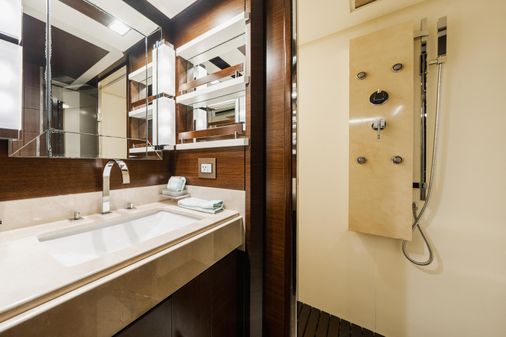 Azimut 105 image