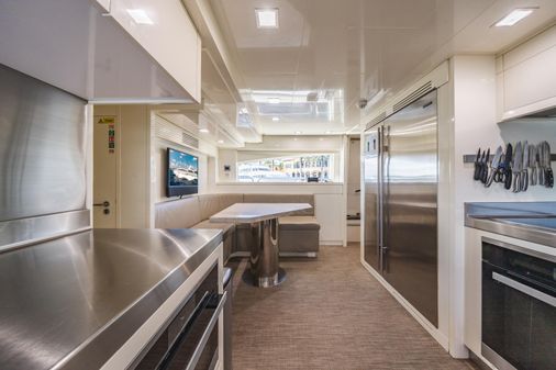 Azimut 105 image