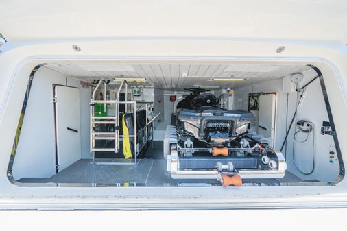 Azimut 105 image