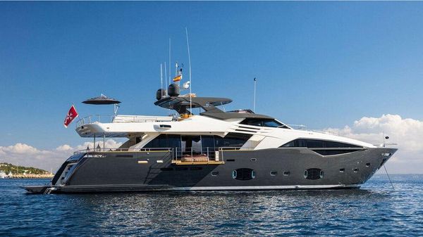 Ferretti Yachts Custom Line 100
