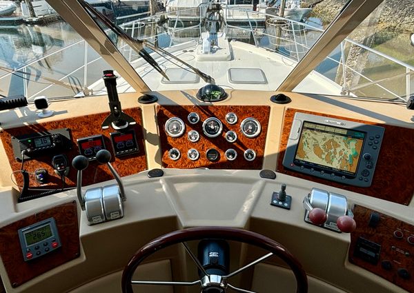 Meridian 490 Pilothouse image