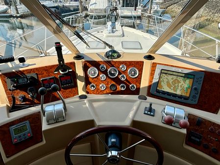 Meridian 490 Pilothouse image