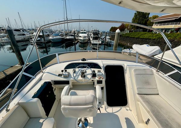 Meridian 490 Pilothouse image