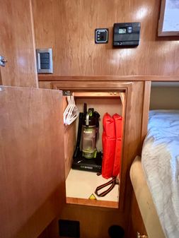 Meridian 490 Pilothouse image