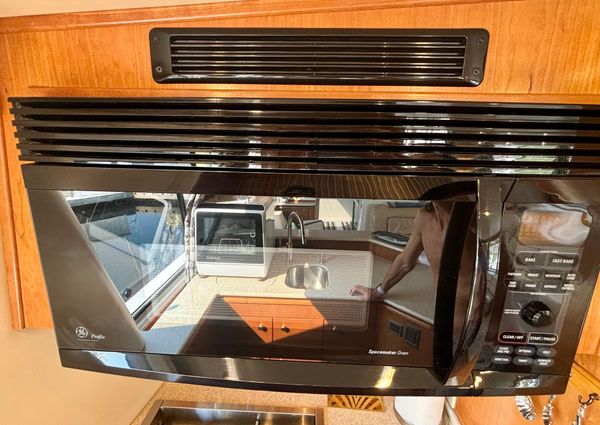 Meridian 490 Pilothouse image