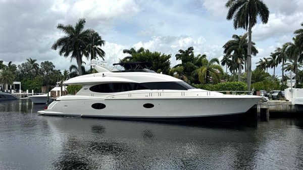 Lazzara Motor Yacht 