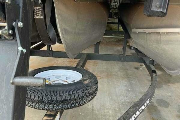 Sun Tracker SportFish 22 DLX image