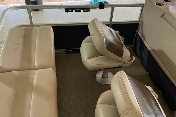 Sun Tracker SportFish 22 DLX image