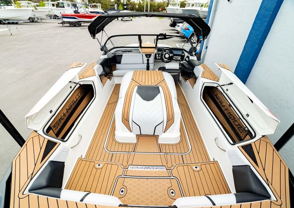 Nautique SKI-NAUTIQUE-CLOSED-BOW image