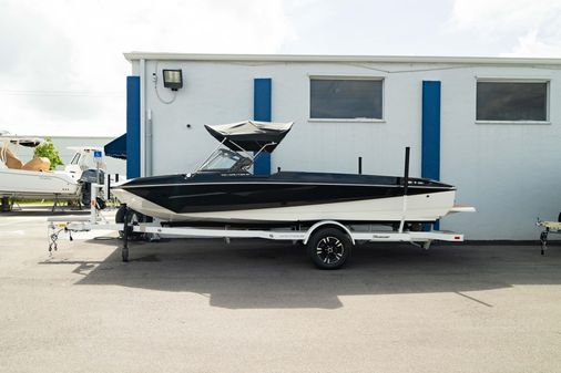 Nautique SKI-NAUTIQUE-CLOSED-BOW image