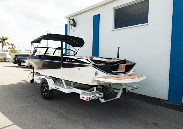 Nautique SKI-NAUTIQUE-CLOSED-BOW image