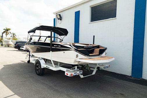 Nautique SKI-NAUTIQUE-CLOSED-BOW image