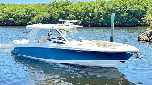 Boston Whaler 350 Realm