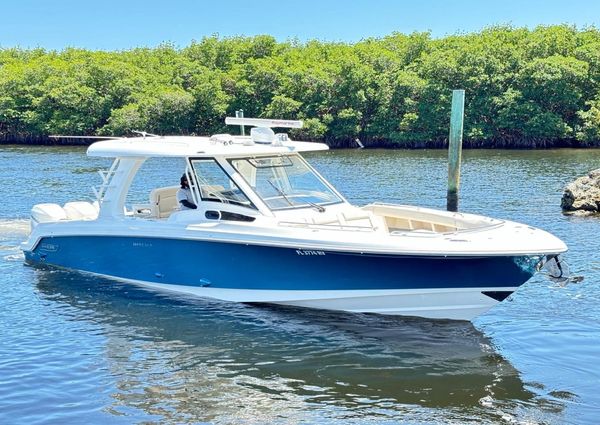 Boston Whaler 350 Realm image