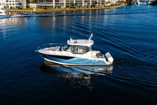 Boston Whaler 405 Conquest image