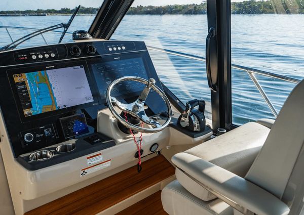 Boston Whaler 405 Conquest image