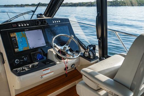 Boston Whaler 405 Conquest image