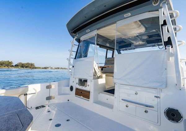 Boston Whaler 405 Conquest image