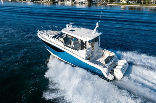 Boston Whaler 405 Conquest image