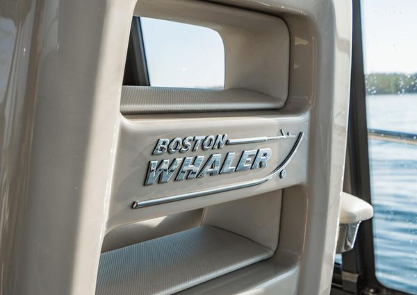 Boston Whaler 405 Conquest image