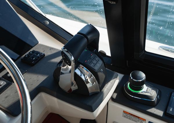 Boston Whaler 405 Conquest image