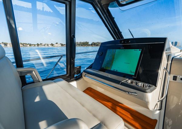 Boston Whaler 405 Conquest image