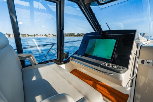 Boston Whaler 405 Conquest image