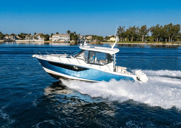 Boston Whaler 405 Conquest image