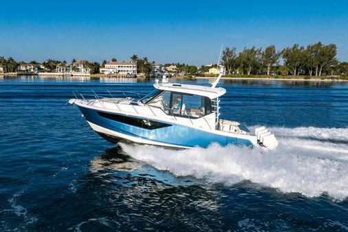 Boston Whaler 405 Conquest image