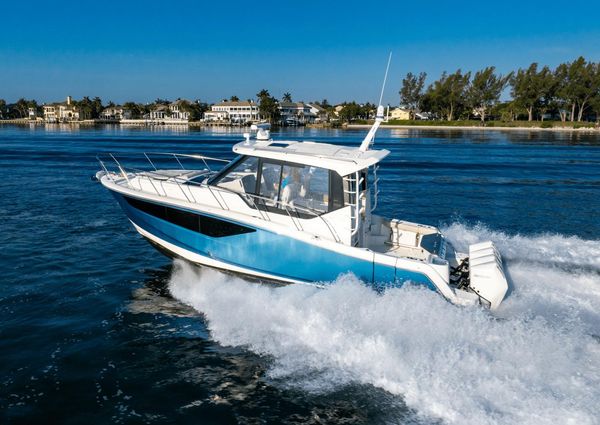 Boston Whaler 405 Conquest image