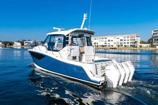 Boston Whaler 405 Conquest image